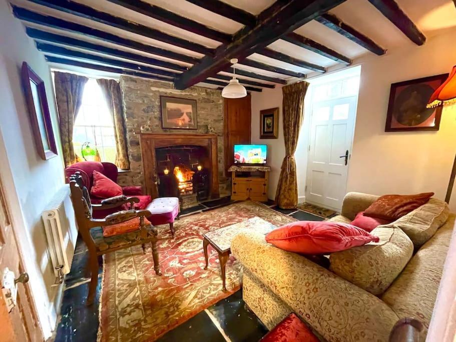 Castle Buildings Cottage1 *